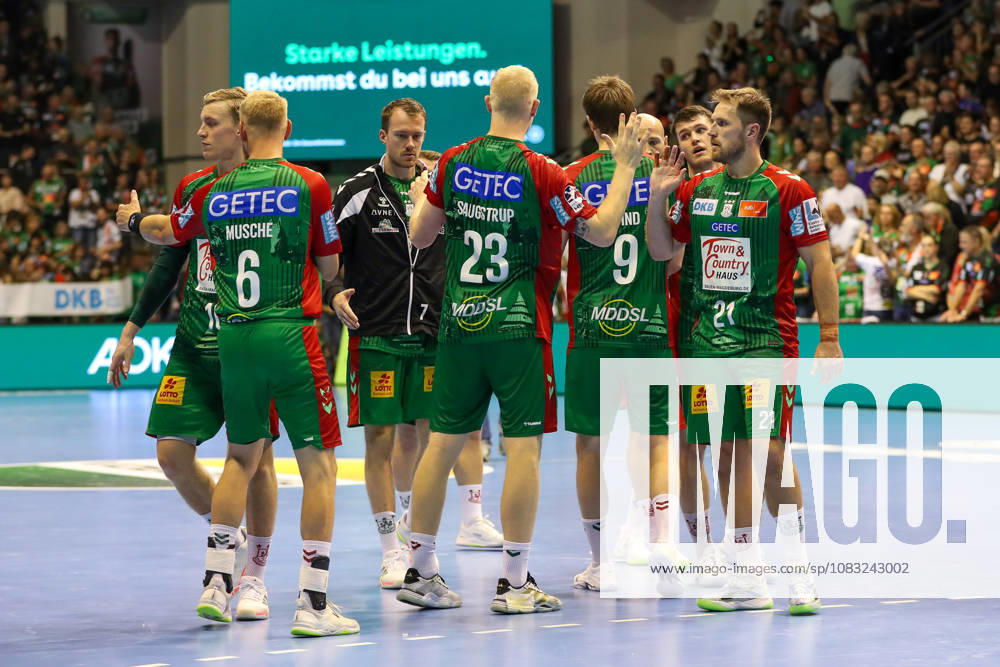 Opel HBL SC Magdeburg vs. HSG Wetzlar, from left: Magdeburg celebrating the victory, Magdeburg celebrating after the game