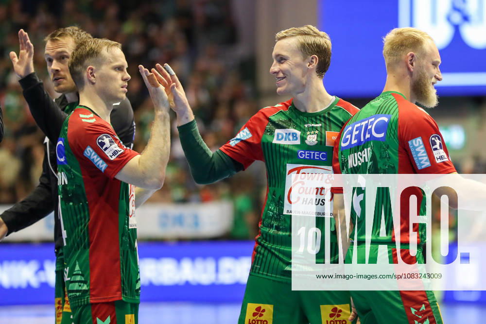 Handball Opel HBL SC Magdeburg vs. HSG Wetzlar, from left: Omar Ingi Magnusson (Magdeburg), 14, Gisli Thorgeir Kristjansson (Magdeburg), 10, celebrating the victory, Celebrations after the game in Magdeburg