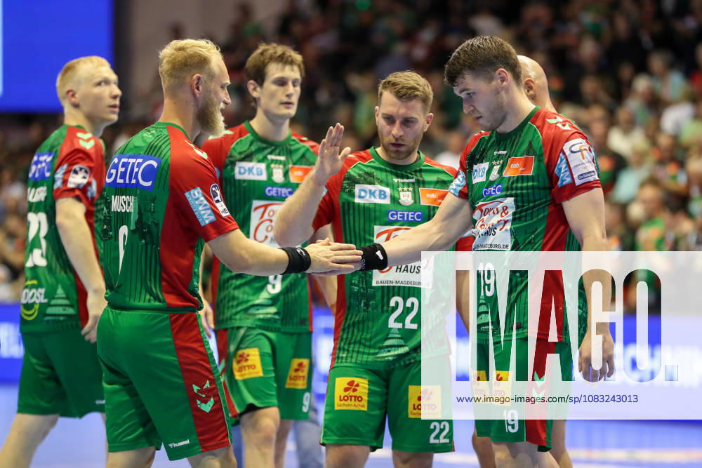 Opel HBL SC Magdeburg vs. HSG Wetzlar, from left: Matthias Musche (Magdeburg), 6, Lukas Mertens (Magdeburg), 22, Elvar Oern Jonsson (Magdeburg), 19; cheering, goal celebration, celebrating the goal, Magdeburg