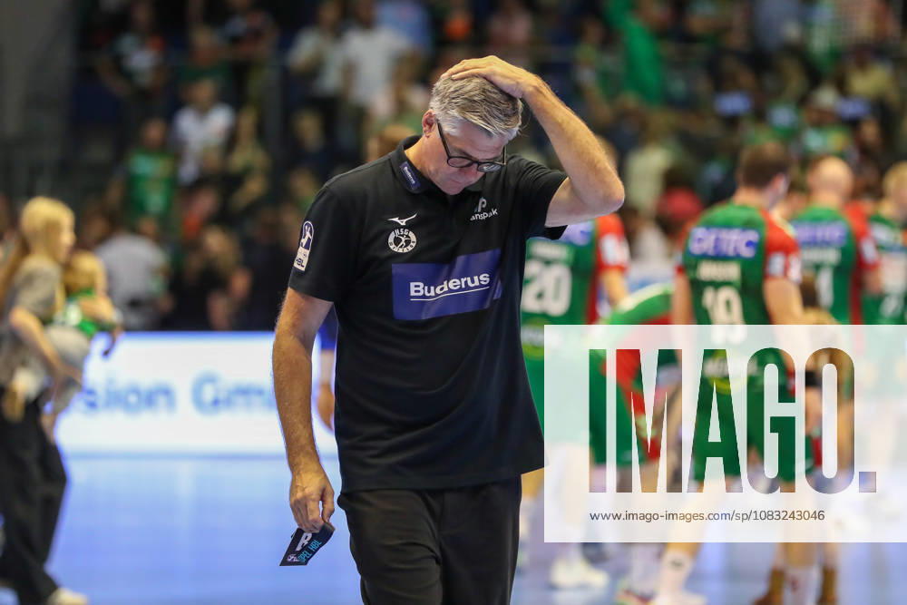 Handball Opel HBL SC Magdeburg vs. HSG Wetzlar, from left: Runar Sigtryggsson (Wetzlar), coach looks disappointed, looks dejected, looks downcast, looks disappointed (Magdeburg)