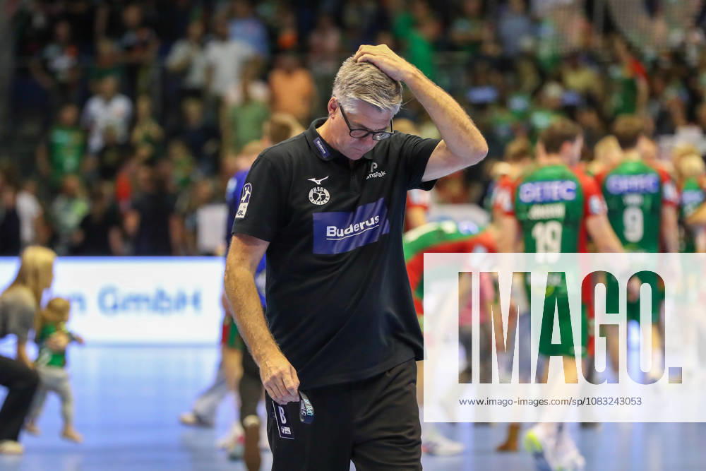 Handball Opel HBL SC Magdeburg vs. HSG Wetzlar, from left: Runar Sigtryggsson (Wetzlar), coach looks disappointed, looks dejected, looks downcast, looks disappointed (Magdeburg)