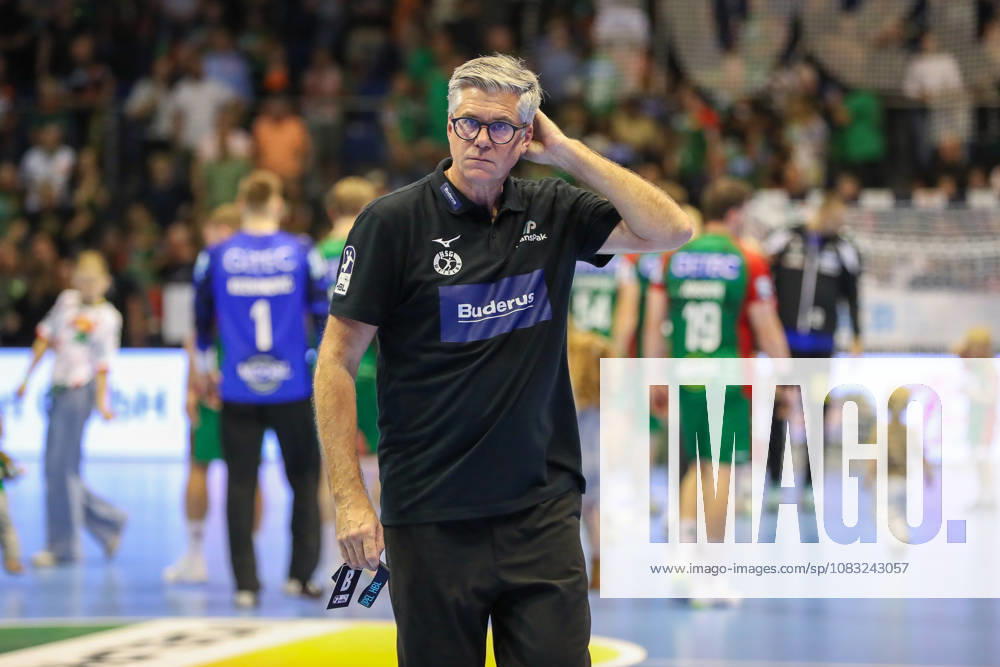 Handball Opel HBL SC Magdeburg vs. HSG Wetzlar, from left: Runar Sigtryggsson (Wetzlar), coach looks disappointed, looks dejected, looks downcast, looks disappointed (Magdeburg)