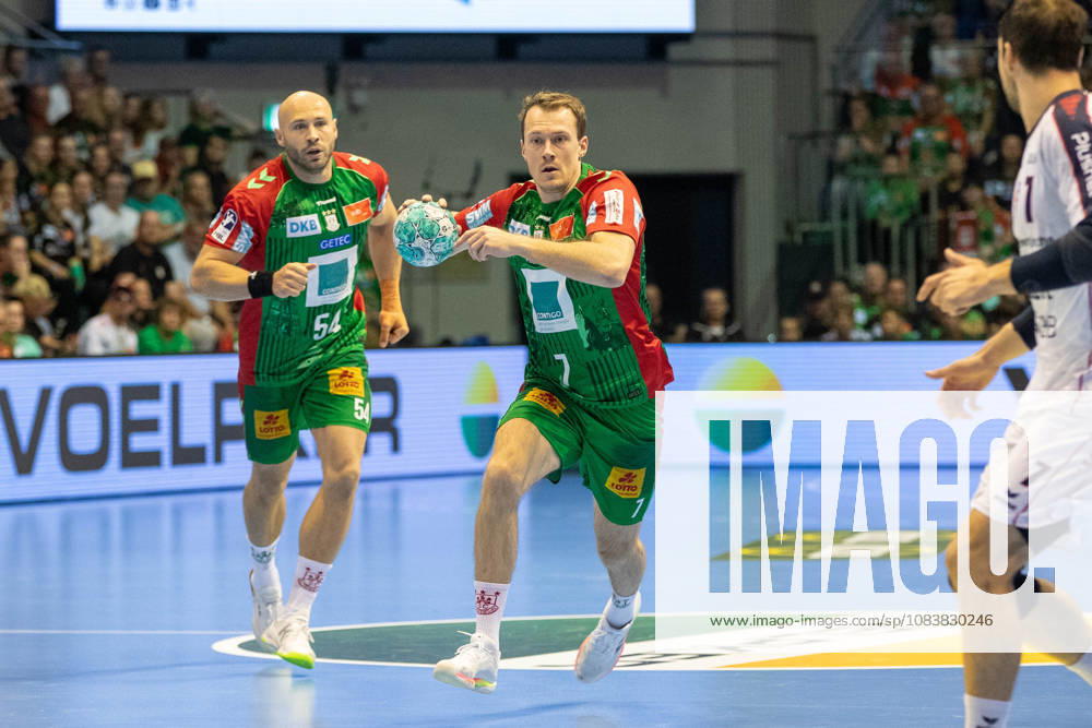 Opel HBL SC Magdeburg vs. SG BBM Bietigheim, from left: Felix Claar (Magdeburg), No. 7 with the ball, plays the ball (Magdeburg)