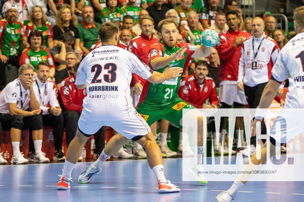 Opel HBL SC Magdeburg vs. SG BBM Bietigheim, from left: Albin Lagergren (Magdeburg), 21 with the ball, plays the ball (Magdeburg)