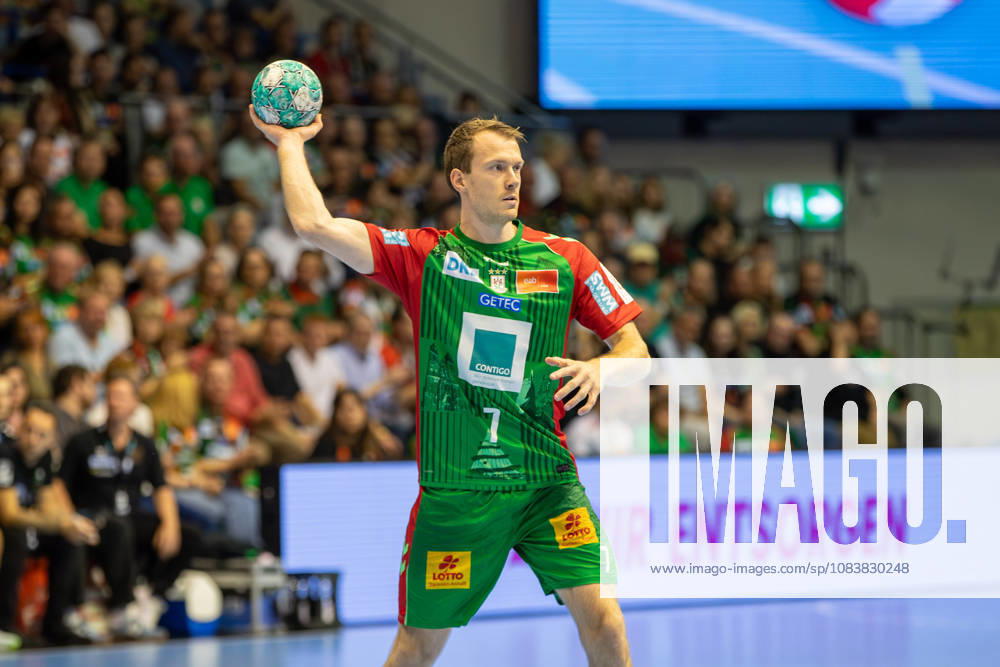 Opel HBL SC Magdeburg vs. SG BBM Bietigheim, from left: Felix Claar (Magdeburg), No. 7 with the ball, plays the ball (Magdeburg)