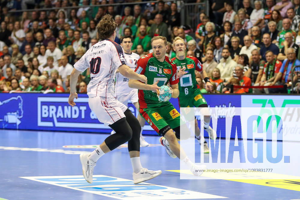 Opel HBL SC Magdeburg vs. SG BBM Bietigheim, from left: Omar, Ingi, Magnusson (Magdeburg), 14 with the ball, plays the ball (Magdeburg)