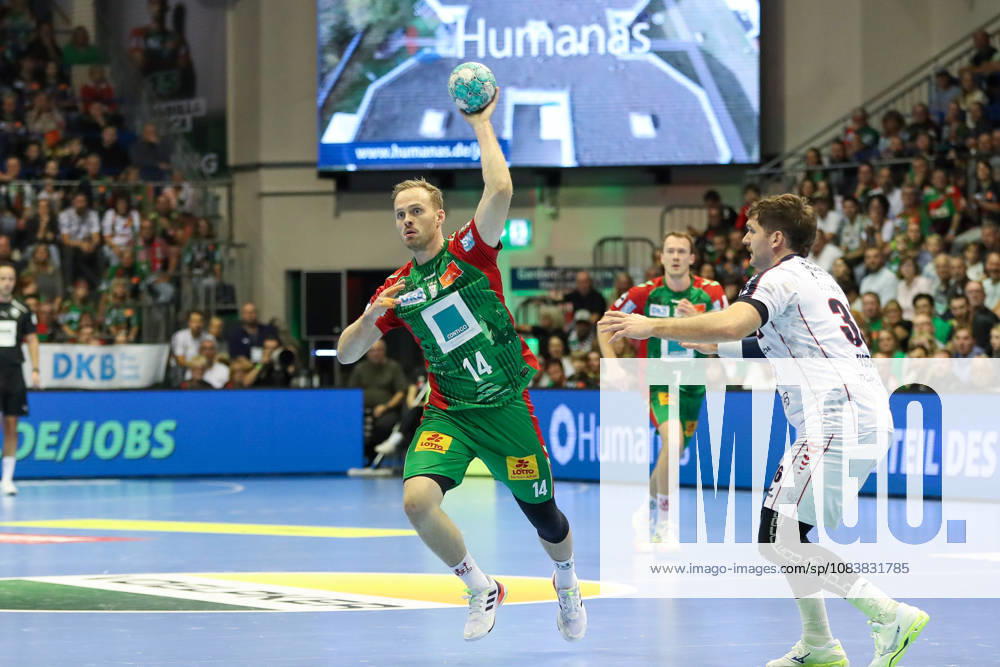 Opel HBL SC Magdeburg vs. SG BBM Bietigheim, from left: Omar, Ingi, Magnusson (Magdeburg), 14 with the ball, plays the ball (Magdeburg)