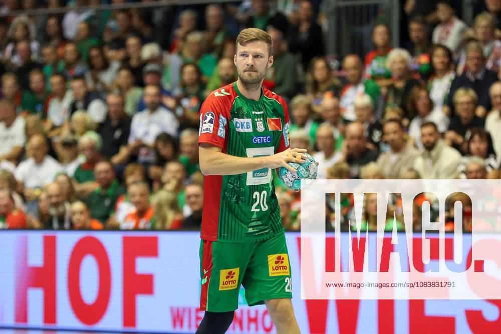Opel HBL SC Magdeburg vs. SG BBM Bietigheim, from left: Philipp Weber (Magdeburg), 20 with the ball, plays the ball (Magdeburg)