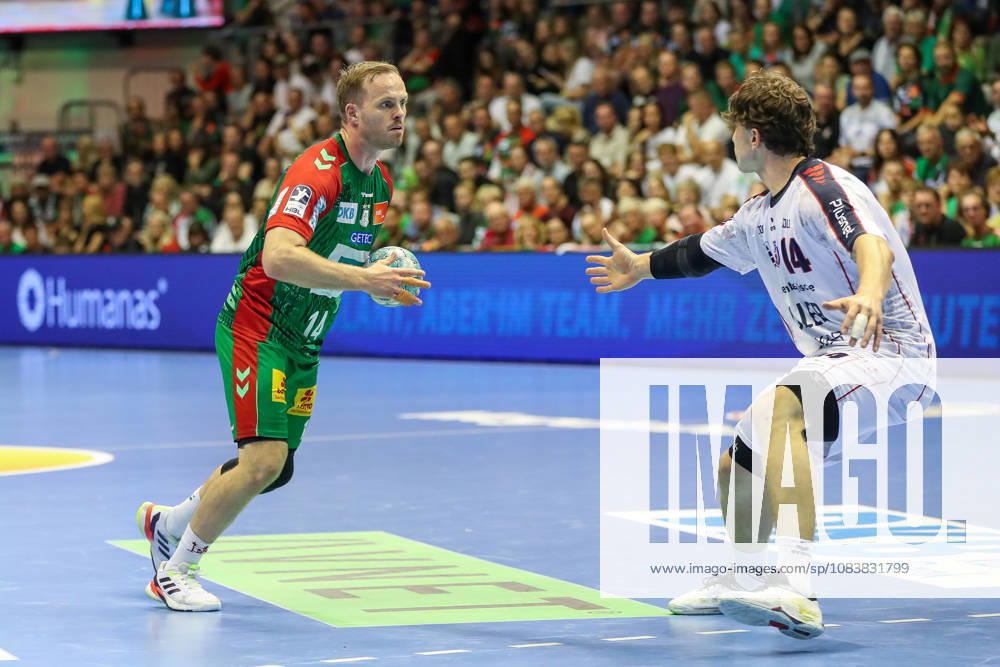 Opel HBL SC Magdeburg vs. SG BBM Bietigheim; from left: Omar, Ingi, Magnusson (Magdeburg); 14 has the ball; plays the ball (Magdeburg)
