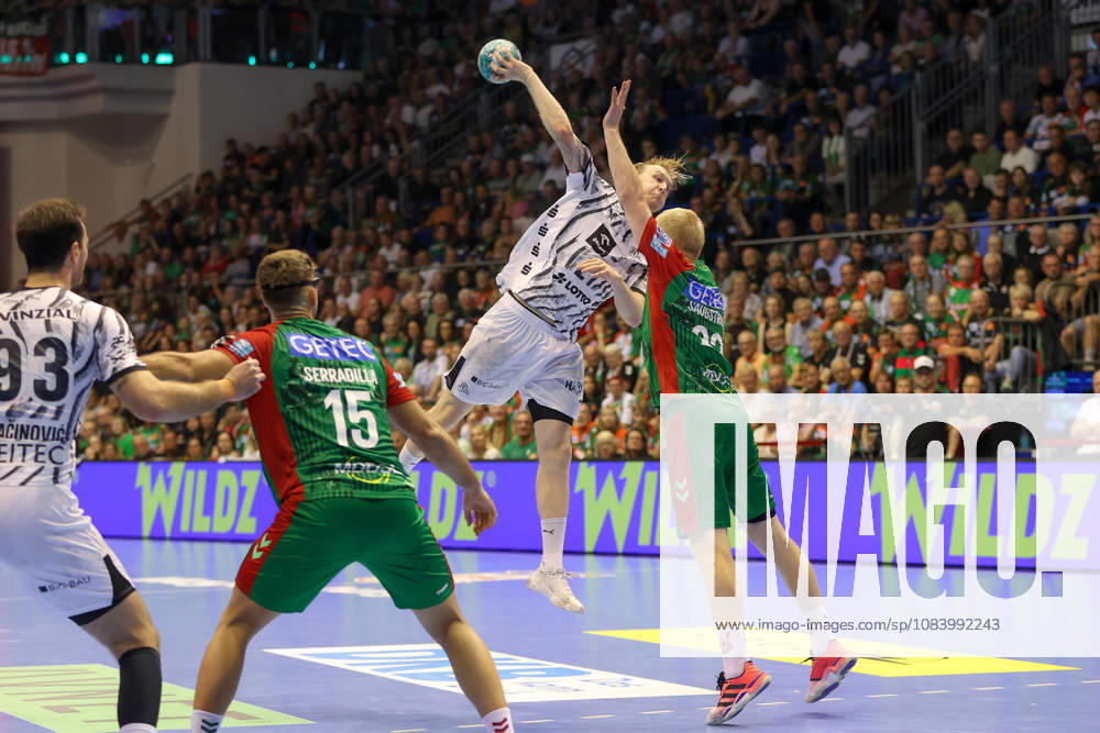 Opel HBL Handball, SC Magdeburg vs. THW Kiel,, from left: Eric Johansson (Kiel), 21, takes a shot, goal scorer, scores a goal, Magdeburg