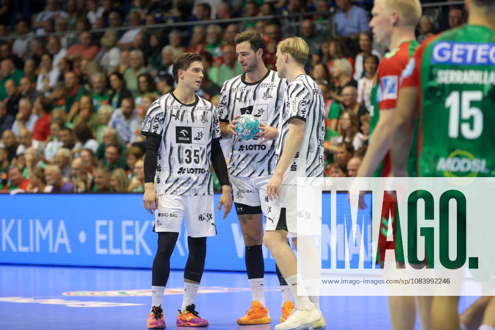 Opel HBL Handball, SC Magdeburg vs. THW Kiel (emspor), from left: Domen Makuc (Kiel), 35; Veron Nacinovic (Kiel), 93; Eric Johansson (Kiel), 21; Magdeburg