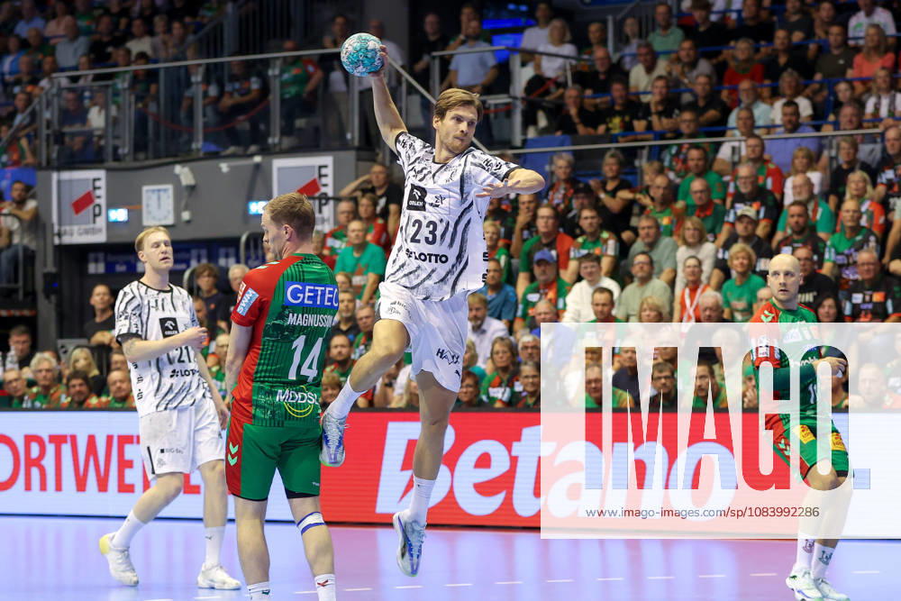 Opel HBL Handball, SC Magdeburg vs. THW Kiel,, from left: Rune Dahmke (Kiel), 23 takes a shot, goal scorer, scores a goal, Magdeburg