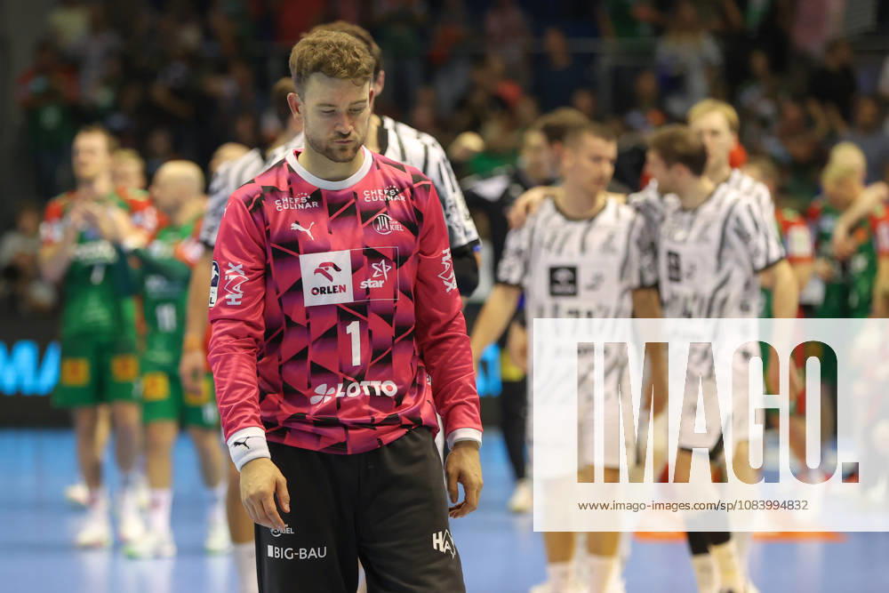 Opel HBL Handball, SC Magdeburg vs. THW Kiel,, from left: Gonzalo Perez de Vargas (Kiel), 1 looks disappointed, looks dejected, looks downcast, disappointed (Magdeburg)
