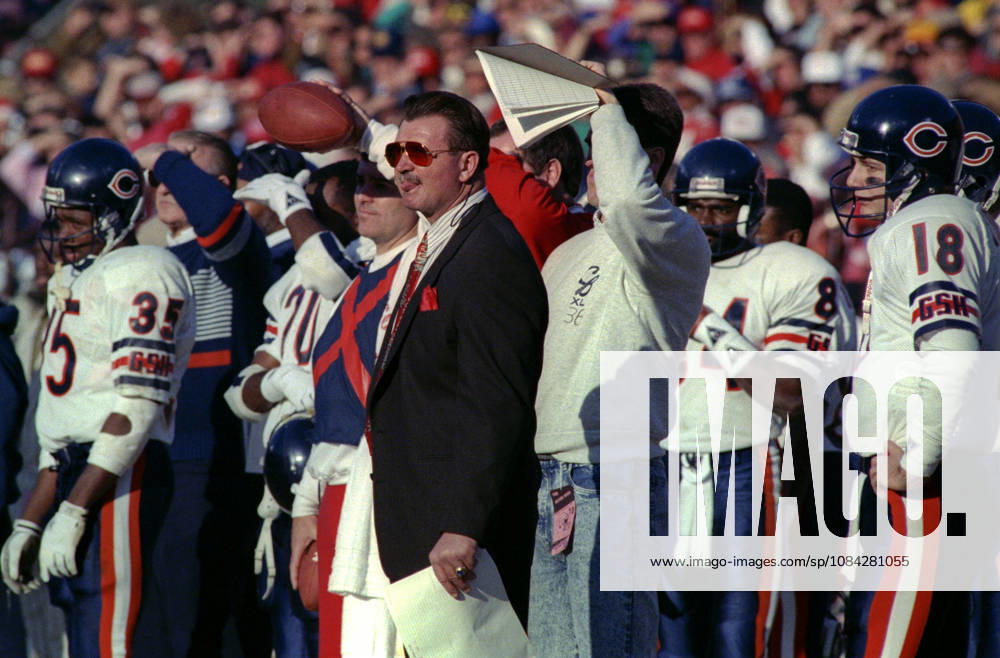 San Francisco, California, U.S - San Francisco 49ers vs Chicago Bears at Candlestick Park Sunday, December 24, 1989. 49ers beat Bears 26-0. Bears head coach Mike Ditka on sidelines. San Francisco U.S. - ZUMAg52_ 19891224_zap_g52_008