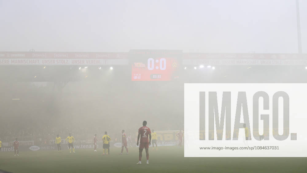 In the photo, from left: smoke, fog, and haze on the field; game interruption; GER, Berlin, soccer, 1. FC Union Berlin vs. Borussia Dortmund (BVB 09), at the Alte Försterei, October 17, 2026, DFB and DFL regulations prohibit any use of photographs as image sequences and or quasi-video,