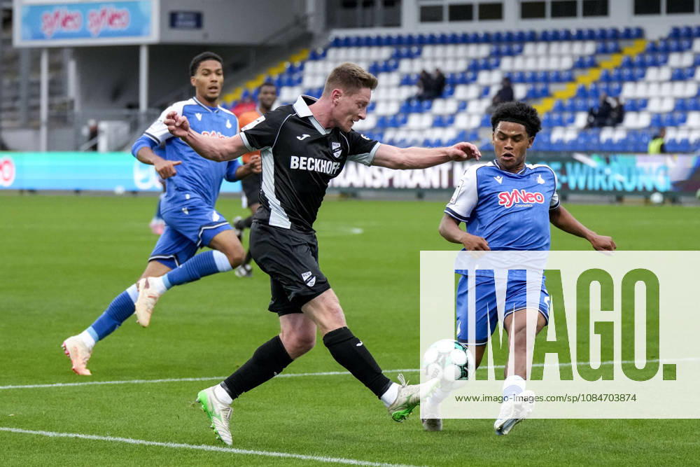 From left: Dennis Waidner (Verl), 8; Tiago Poller (TSG II), 20; tackle, game scene, duel, tackle, tackling, dynamics, action, 18 10 2026, Sinsheim, Germany, soccer, 3rd Division, TSG 1899 Hoffenheim II vs. SC Verl, DFB and DFL regulations prohibit any use of photographs as image sequences and or quasi-video