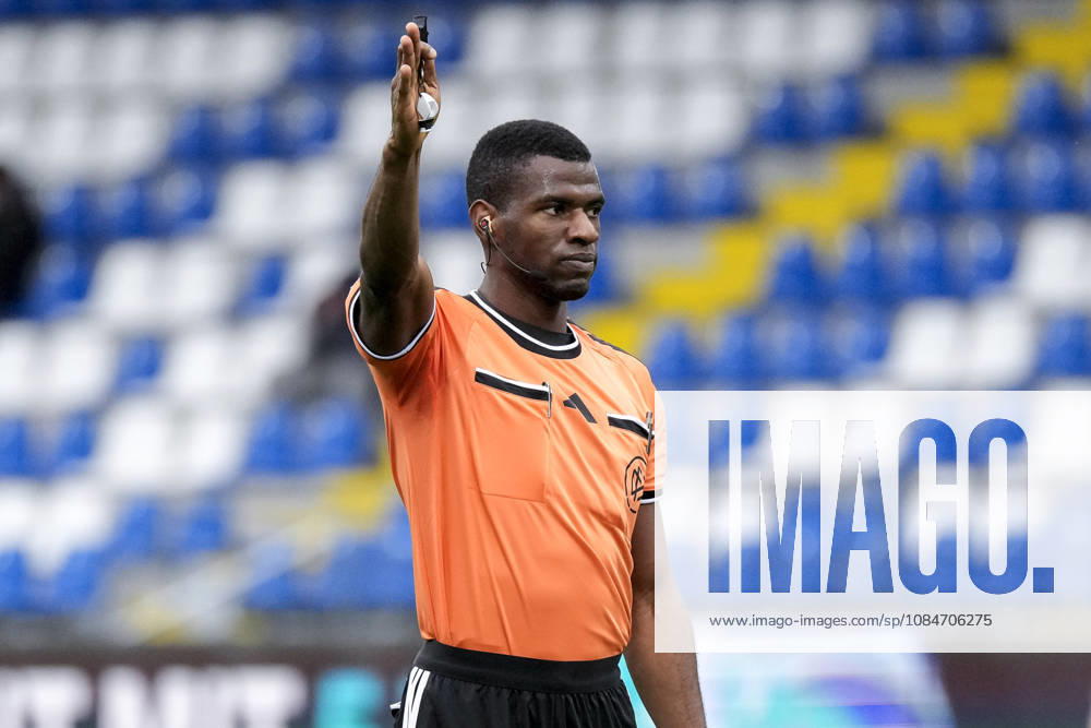 Assad Nouhoum, referee, giving instructions, gesturing, waving his arms, single frame, single photo, action, 10 18 2026, Sinsheim, Germany, soccer, 3rd Division, TSG 1899 Hoffenheim II vs. SC Verl, DFB and DFL regulations prohibit any use of photographs as image sequences and or quasi-video