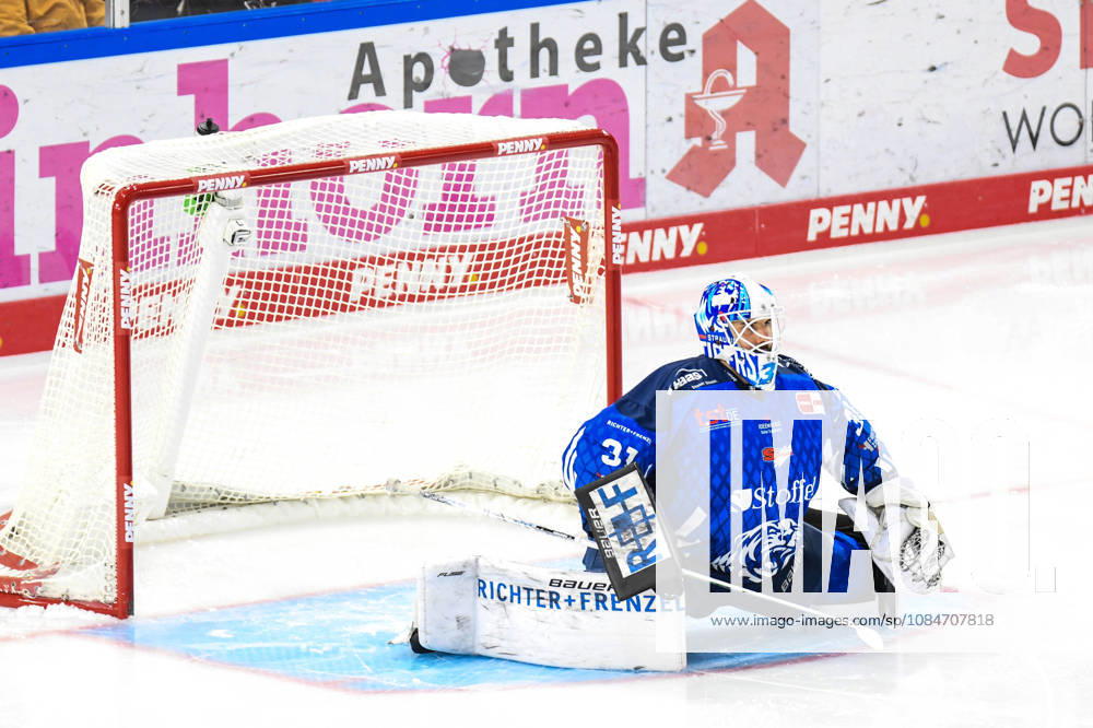 Straubing Tigers vs. Grizzlys Wolfsburg, Ice Hockey, German Ice Hockey League, Penny DEL, Matchday 10, 2026–2027 Season, October 18, 2026, Jakub Skarek, Straubing Tigers, Men s Ice Hockey, German Ice Hockey League, Penny DEL, Matchday 10, 2026–2027 Season on October 18, 2026, at the Eisstadion am Pulverturm, Straubing Tigers (blue) vs. Grizzlys Wolfsburg (beige)