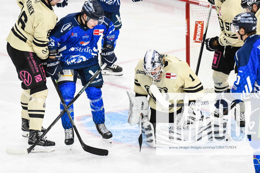 Straubing Tigers vs. Grizzlys Wolfsburg, Ice Hockey, German Ice Hockey League, Penny DEL, Matchday 10, 2026–2027 Season, October 18, 2026: Dustin Strahlmeier of the Grizzlys Wolfsburg intercepts the puck in front of Simon Seidl of the Straubing Tigers, Men’s Ice Hockey, German Ice Hockey League, Penny DEL, Matchday 10, 2026–2027 Season on October 18, 2026, at the Eisstadion am Pulverturm; Straubing Tigers (blue) vs. Grizzlys Wolfsburg (beige)