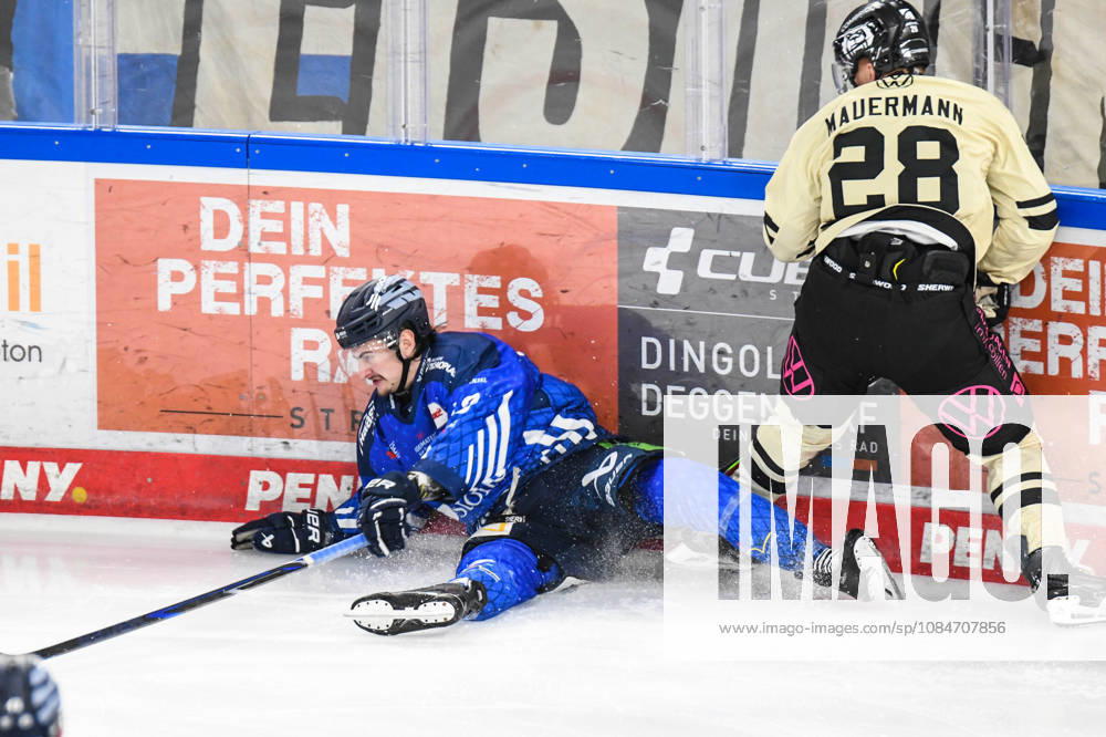 Straubing Tigers vs. Grizzlys Wolfsburg, Ice Hockey, German Ice Hockey League, Penny DEL, Matchday 10, 2026–2027 Season, October 18, 2026: Tarjo Jentzsch of the Straubing Tigers is on the ice in front of Ross Mauermann of the Grizzlys Wolfsburg, Men’s Ice Hockey, German Ice Hockey League, Penny DEL, Matchday 10, 2026–2027 Season, on October 18, 2026, at the Eisstadion am Pulverturm, Straubing Tigers (blue) vs. Grizzlys Wolfsburg (beige)