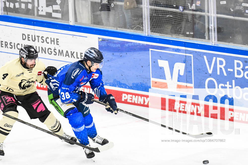 Straubing Tigers vs. Grizzlys Wolfsburg, Ice Hockey, German Ice Hockey League, Penny DEL, Matchday 10, 2026–2027 Season, October 18, 2026: Stefan Loibl of the Straubing Tigers battles for the puck against Keaton Thompson of the Grizzlys Wolfsburg, Men’s Ice Hockey, German Ice Hockey League, Penny DEL, Matchday 10, 2026–2027 Season on October 18, 2026, at the Eisstadion am Pulverturm, Straubing Tigers (blue) vs. Grizzlys Wolfsburg (beige)