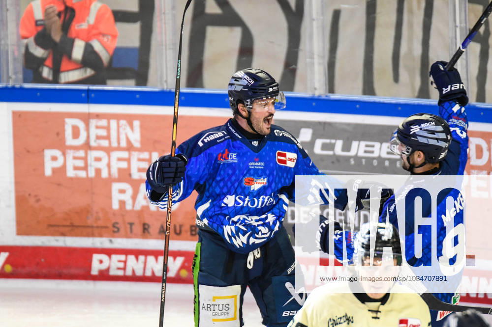 Straubing Tigers vs. Grizzlys Wolfsburg, Ice Hockey, German Ice Hockey League, Penny DEL, Matchday 10, 2026–2027 Season, October 18, 2026 Stephan Daschner Straubing Tigers celebrate with Skyler McKenzie, Men’s Ice Hockey, German Ice Hockey League, Penny DEL, Matchday 10, 2026–2027 Season on October 18, 2026, at the Eisstadion am Pulverturm; Straubing Tigers (blue) vs. Grizzlys Wolfsburg (beige)