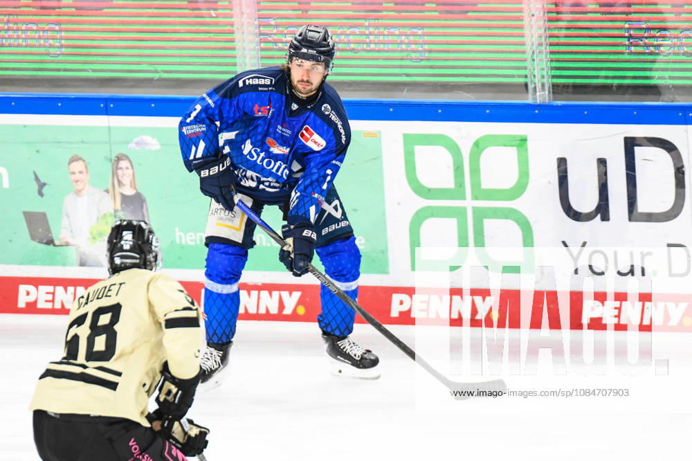 Straubing Tigers vs. Grizzlys Wolfsburg, Ice Hockey, German Ice Hockey League, Penny DEL, Matchday 10, 2026–2027 Season, October 18, 2026, Nicolas Beaudin, Straubing Tigers, Men s Ice Hockey, German Ice Hockey League, Penny DEL, Matchday 10, 2026–2027 Season on October 18, 2026, at the Eisstadion am Pulverturm, Straubing Tigers (blue) vs. Grizzlys Wolfsburg (beige)