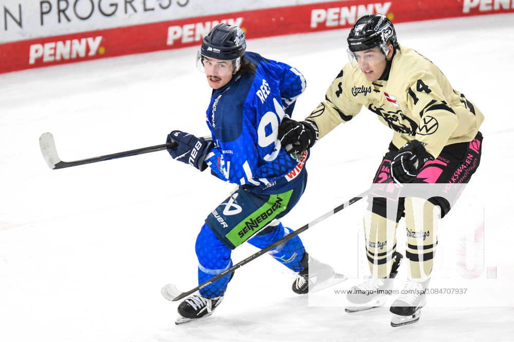 Straubing Tigers vs. Grizzlys Wolfsburg, Ice Hockey, German Ice Hockey League, Penny DEL, Matchday 10, 2026–2027 Season, October 18, 2026: Jamieson Rees of the Straubing Tigers faces off against Keaton Thompson of the Grizzlys Wolfsburg, Men’s Ice Hockey, German Ice Hockey League, Penny DEL, Matchday 10, 2026–2027 Season on October 18, 2026, at the Eisstadion am Pulverturm, Straubing Tigers (blue) vs. Grizzlys Wolfsburg (beige)