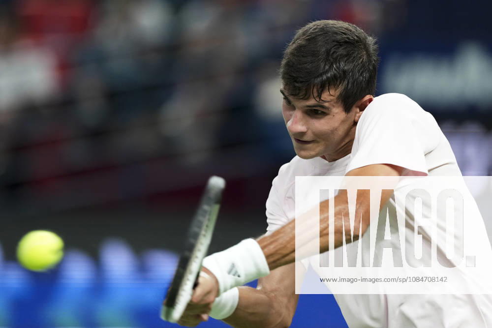 (261018) -- SHANGHAI, Oct. 18, 2026 -- Rafael Jodar of Spain hits a return during the men s singles final match against Alejandro Davidovich Fokina of Spain at the 2026 ATP, Tennis Herren tour Shanghai Masters tennis tournament in Shanghai, China, Oct. 18, 2026. ) (SP)CHINA-SHANGHAI-TENNIS-SHANGHAI MASTERS-MEN S SINGLES (CN) WangxXiang