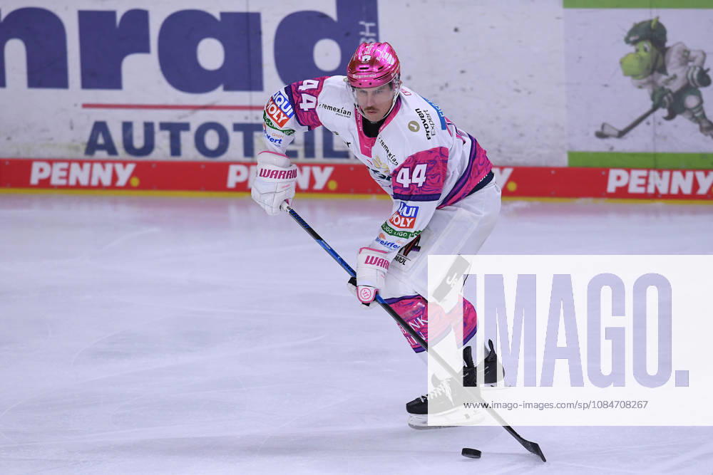 Ice Hockey: DEL Matchday 10—Krefeld Pinguine vs. Eisbären Berlin on October 18, 2026, at the Yayla Arena in Krefeld. Brandon Davidson, Berlin. In accordance with the guidelines of the DEL (German Ice Hockey League), the publication and further use of the footage in electronic media and on all kind is not permitted xRx