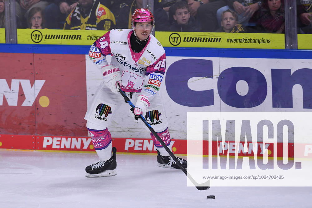 Ice Hockey: DEL Matchday 10—Krefeld Pinguine vs. Eisbären Berlin on October 18, 2026, at the Yayla Arena in Krefeld. Brandon Davidson, Berlin. In accordance with the guidelines of the DEL (German Ice Hockey League), the publication and further use of the footage in electronic media and on all kind is not permitted xRx