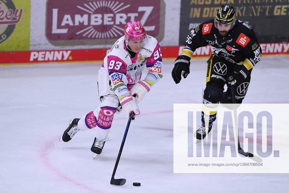 Ice Hockey Penny DEL Matchday 10: Krefeld Pinguine vs. Eisbären Berlin on October 18, 2026, at the Yayla Arena in Krefeld. Leonard Pföderl (Berlin), on the left, Davis Vandane of Krefeld; on the right, In accordance with the guidelines of the DEL (German Ice Hockey League), the publication and further use of the footage in electronic media and on devices of any kind during the game is not permitted. xRx