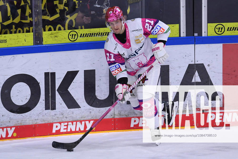 Ice Hockey: DEL Matchday 10—Krefeld Pinguine vs. Eisbären Berlin on October 18, 2026, at the Yayla Arena in Krefeld. Manuel Wiederer, Berlin. In accordance with the guidelines of the DEL (German Ice Hockey League), the publication and reuse of the footage in electronic media and on electronic devices of any kind is not permitted while the game is in progress xRx