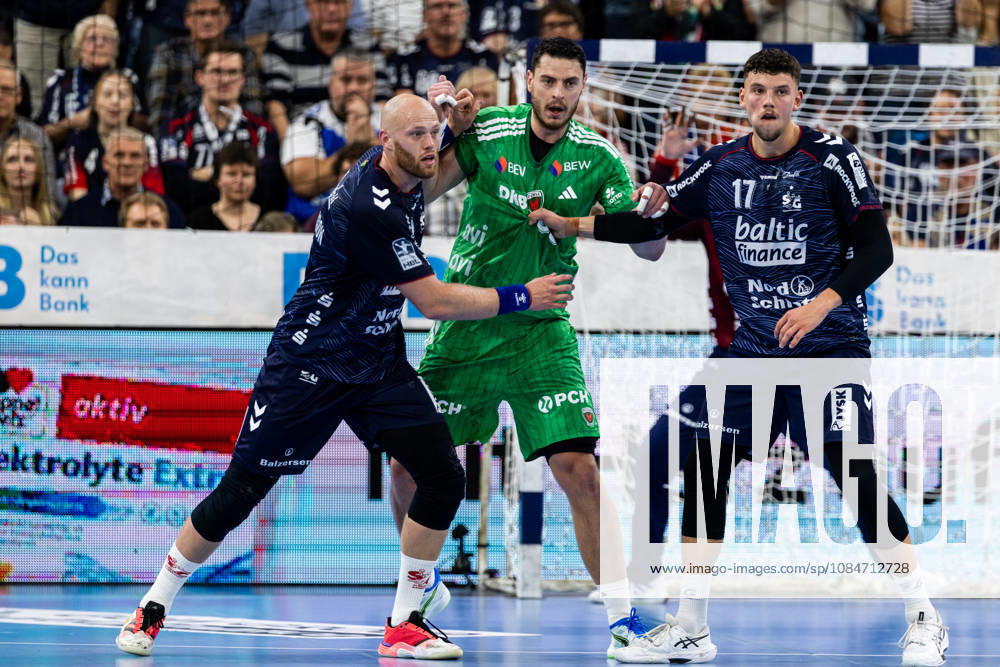 Opel HBL SG Flensburg Handewitt vs. Füchse Berlin 18 10 26 Battle in the Circle: Arnar Freyr Arnarsson No. 41, SG Flensburg Handewitt, Mijajlo Marsenic No. 93, Füchse Berlin, Marko Grgic No. 17, SG Flensburg Handewitt Opel HBL SG Flensburg Handewitt vs. Füchse Berlin, GGW Arena on October 18, 2026