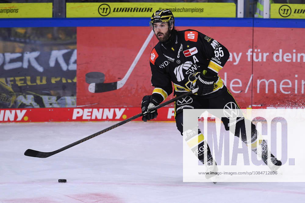 Ice Hockey: Penny DEL, Matchday 10—Krefeld Pinguine vs. Eisbären Berlin on October 18, 2026, at the Yayla Arena in Krefeld. Davis Vandane, Krefeld. In accordance with the guidelines of the DEL (German Ice Hockey League), the publication and further use of the footage in electronic media and ondevices of any kind is not permitted while the game is in progress xRx