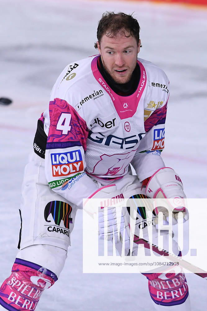 Ice Hockey: DEL Matchday 10—Krefeld Pinguine vs. Eisbären Berlin on October 18, 2026, at the Yayla Arena in Krefeld. Adam Smith (Berlin) without a helmet. In accordance with the regulations of the DEL (German Ice Hockey League), the publication and further use of the footage in electronic media and on end devicesof any kind is not permitted during the game xRx