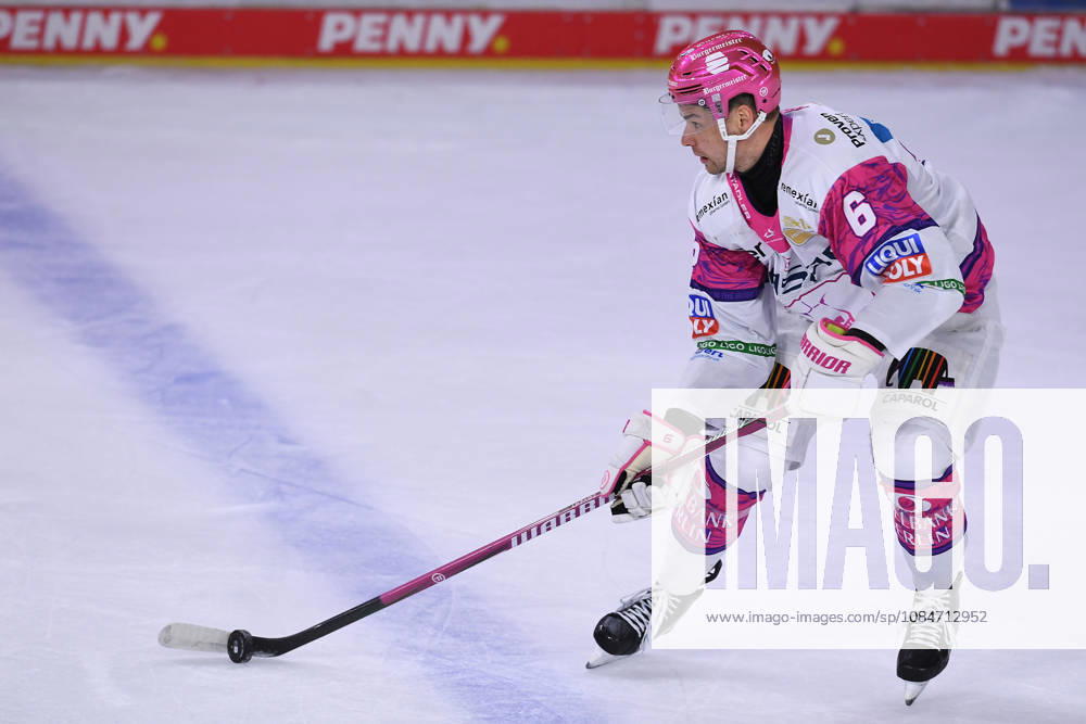 Ice Hockey: DEL Matchday 10—Krefeld Pinguine vs. Eisbären Berlin on October 18, 2026, at the Yayla Arena in Krefeld. Kai Wissmann, Berlin. In accordance with the guidelines of the DEL (German Ice Hockey League), the publication and reuse of the footage in electronic media and on electronic devices of any kind is not permitted while the game is in progress xRx