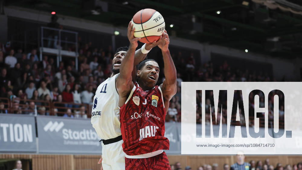 Pictured, from left: Anthony Gaines of Syntainics MBC, No. 11, in a rebound battle against Kenny Dye of Wuerzburg Baskets, No. 5, 18 10 2026, Fitness First Wuerzburg Baskets vs. SYNTAINICS MBC, Netto BBL Cup, Round of 16, Germany, 97072, tectake Arena Wuerzburg,