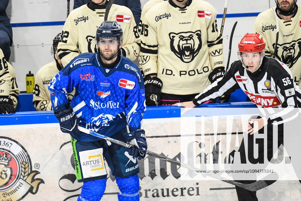 Straubing Tigers vs. Grizzlys Wolfsburg, Ice Hockey, German Ice Hockey League, Penny DEL, Matchday 10, 2026–2027 Season, October 18, 2026, Hudson Elynuik, Straubing Tigers, Men s Ice Hockey, German Ice Hockey League, Penny DEL, Matchday 10, 2026–2027 Season on October 18, 2026, at the Eisstadion am Pulverturm, Straubing Tigers (blue) vs. Grizzlys Wolfsburg (beige)