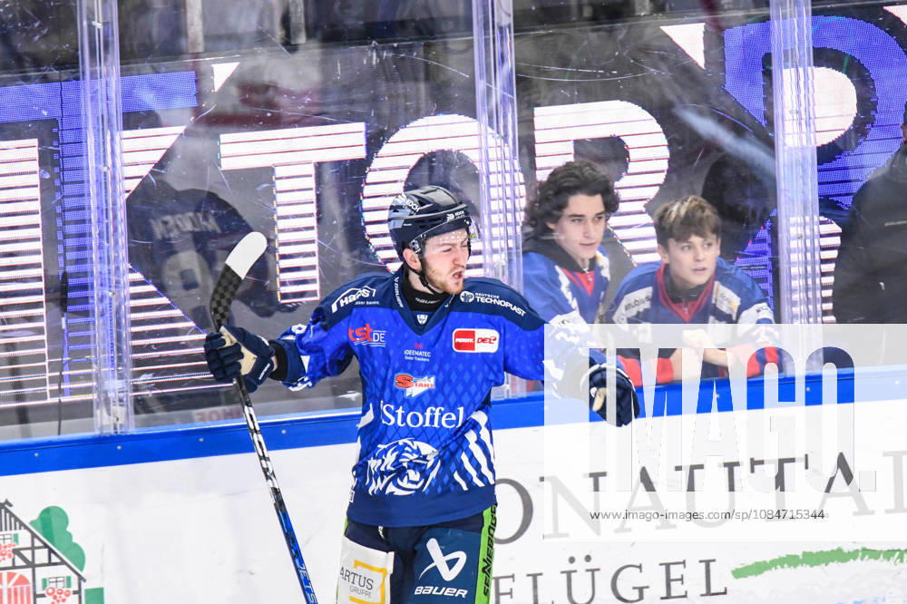 Straubing Tigers vs. Grizzlys Wolfsburg, Ice Hockey, German Ice Hockey League, Penny DEL, Matchday 10, 2026–2027 Season, October 18, 2026: Tyler Madden of the Straubing Tigers celebrates his goal, Men s Ice Hockey, German Ice Hockey League, Penny DEL, Matchday 10, 2026–2027 Season on October 18, 2026, at the Eisstadion am Pulverturm, Straubing Tigers (blue) vs. Grizzlys Wolfsburg (beige)