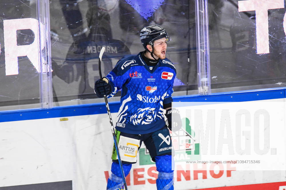Straubing Tigers vs. Grizzlys Wolfsburg, Ice Hockey, German Ice Hockey League, Penny DEL, Matchday 10, 2026–2027 Season, October 18, 2026: Tyler Madden of the Straubing Tigers celebrates his goal, Men s Ice Hockey, German Ice Hockey League, Penny DEL, Matchday 10, 2026–2027 Season on October 18, 2026, at the Eisstadion am Pulverturm, Straubing Tigers (blue) vs. Grizzlys Wolfsburg (beige)
