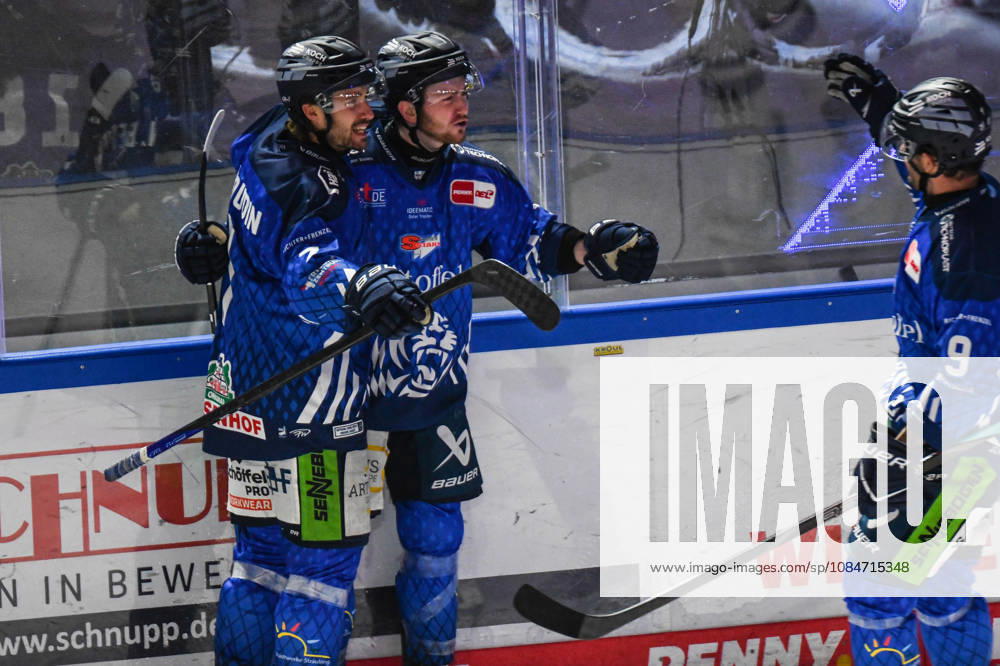 Straubing Tigers vs. Grizzlys Wolfsburg, Ice Hockey, German Ice Hockey League, Penny DEL, Matchday 10, 2026–2027 Season, October 18, 2026: Tyler Madden of the Straubing Tigers celebrates his goal with Nicolas Beaduin and Stephan Daschner, Men’s Ice Hockey, German Ice Hockey League, Penny DEL, Matchday 10, 2026–2027 season on October 18, 2026, at the Eisstadion am Pulverturm; Straubing Tigers (blue) vs. Grizzlys Wolfsburg (beige)