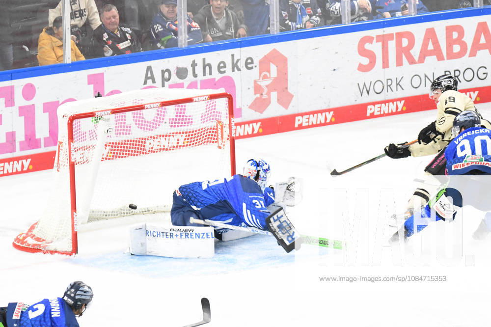 Straubing Tigers vs. Grizzlys Wolfsburg, Ice Hockey, German Ice Hockey League, Penny DEL, Matchday 10, 2026–2027 Season, October 18, 2026: Jakub Skarek of the Straubing Tigers is beaten; Robert Lynch of the Grizzlys Wolfsburg scores; Men’s Ice Hockey, German Ice Hockey League, Penny DEL, Matchday 10, 2026–2027 season on October 18, 2026, at the Eisstadion am Pulverturm, Straubing Tigers (blue) vs. Grizzlys Wolfsburg (beige)