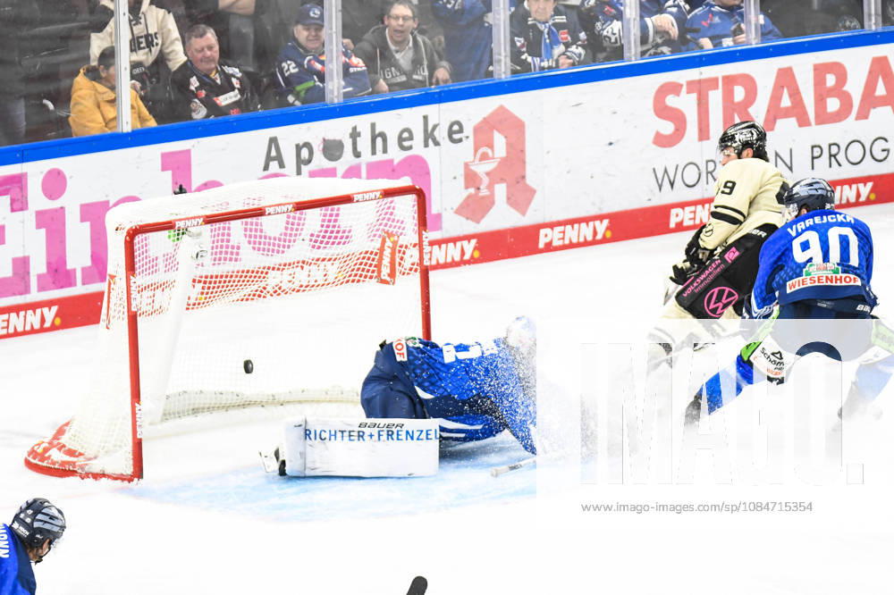 Straubing Tigers vs. Grizzlys Wolfsburg, Ice Hockey, German Ice Hockey League, Penny DEL, Matchday 10, 2026–2027 Season, October 18, 2026: Jakub Skarek of the Straubing Tigers is beaten; Robert Lynch of the Grizzlys Wolfsburg scores; Men’s Ice Hockey, German Ice Hockey League, Penny DEL, Matchday 10, 2026–2027 season on October 18, 2026, at the Eisstadion am Pulverturm, Straubing Tigers (blue) vs. Grizzlys Wolfsburg (beige)