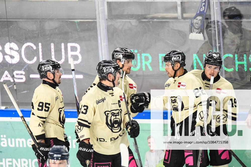 Straubing Tigers vs. Grizzlys Wolfsburg, Ice Hockey, German Ice Hockey League, Penny DEL, Matchday 10, 2026–2027 Season, October 18, 2026: Robert Lynch of the Grizzlys Wolfsburg celebrates his goal with Spencer Machacek, Fabio Pfohl, and Madison Bowey; Men’s Ice Hockey, German Ice Hockey League, Penny DEL, Matchday 10, 2026–2027 season on October 18, 2026, at the Eisstadion am Pulverturm, Straubing Tigers (blue) vs. Grizzlys Wolfsburg (beige)