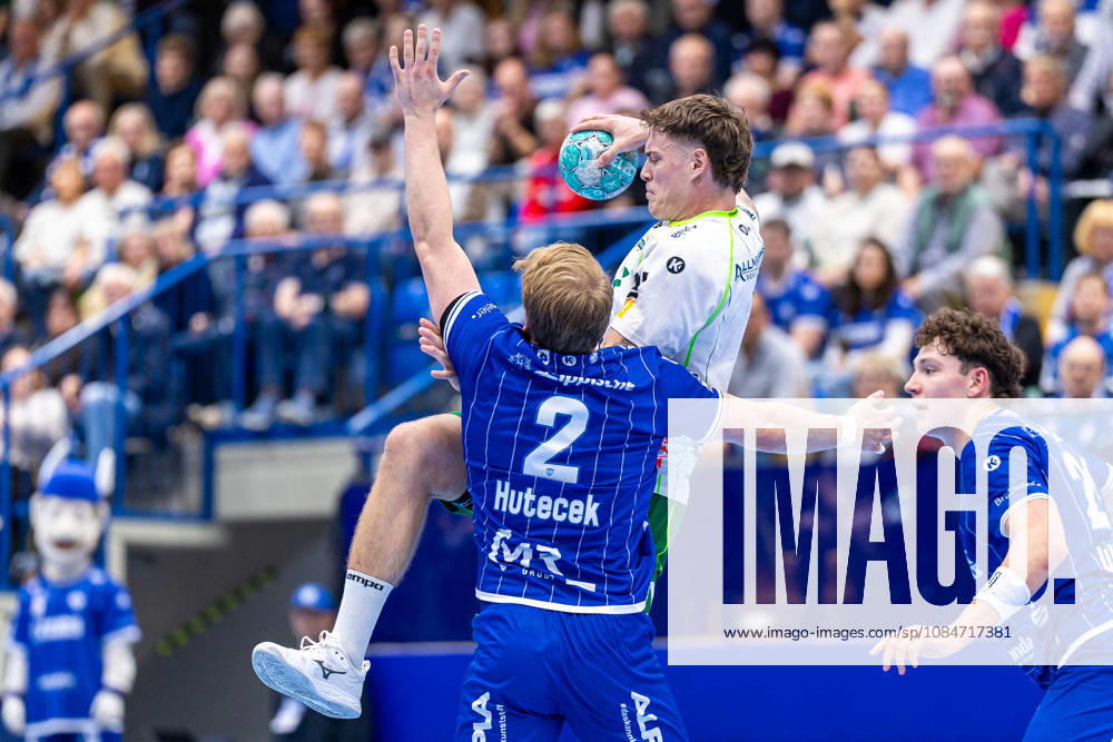 L R Lukas Hutecek (TBV Lemgo Lippe), No. 02 in a one-on-one battle with Victor Kloeve (Frisch Auf Göppingen), 07 GER, TBV Lemgo Lippe vs. Frisch Auf Göppingen, Handball, 1st Bundesliga, Matchday 9, 2026–2027 season, October 18, 2026 GER, TBV Lemgo Lippe vs. Frisch Auf Göppingen, Handball, 1st Bundesliga, Matchday 9, 2026–2027 season, October 18, 2026 Lemgo