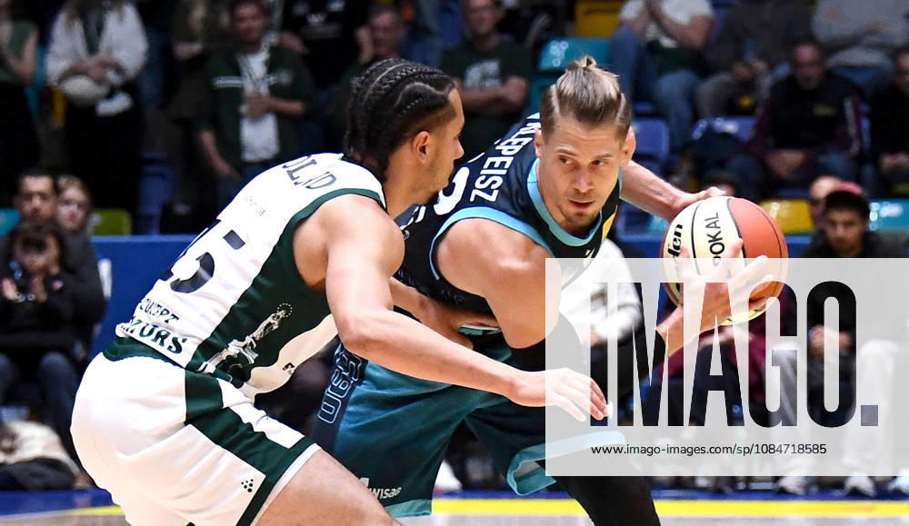 BBL Basketball Cup, Frankfurt Skyliners vs. VET Concept Gladiators Trier, from left: Thomas Klepeisz (Fraport Skyliners Frankfurt), Jordan Roland (Gladiators Trier), one-on-one, matchup, Frankfurt am Main