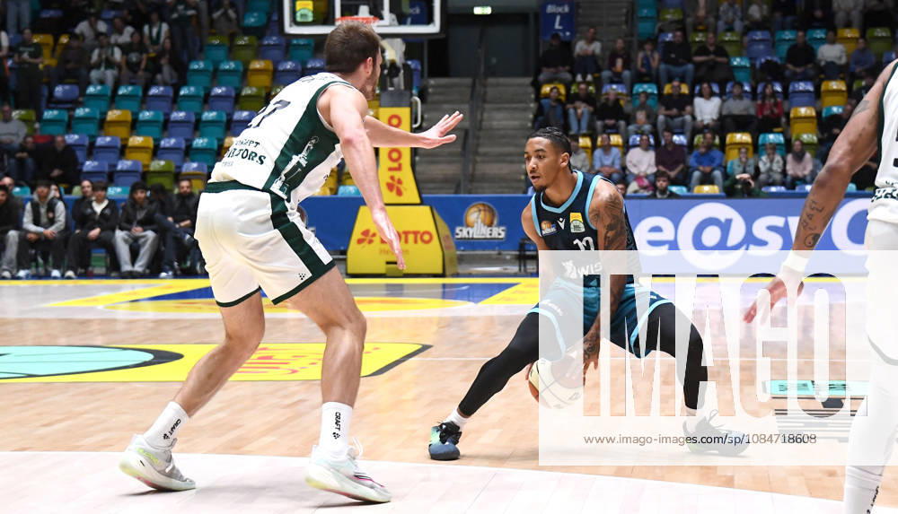 BBL Basketball Cup, Frankfurt Skyliners vs. VET Concept Gladiators Trier, Judah Mintz (Fraport Skyliners Frankfurt), Moritz Krimmer (Gladiators Trier), one-on-one, duel, dribbling, Frankfurt am Main