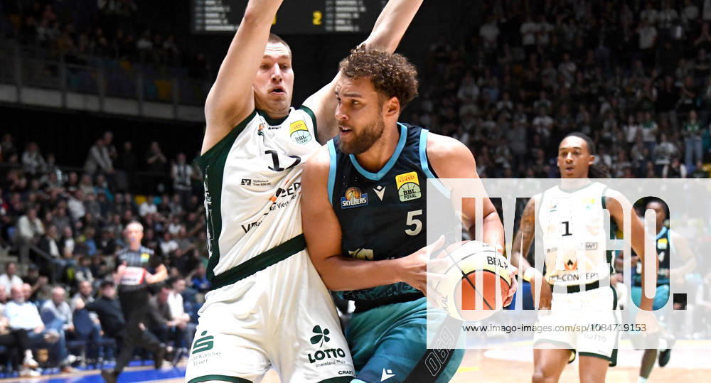 BBL Basketball Cup, Frankfurt Skyliners vs. VET Concept Gladiators Trier, featuring Race Thompson of the Fraport Skyliners Frankfurt and Marten Linssen of the Gladiators Trier, head-to-head matchup, Frankfurt am Main