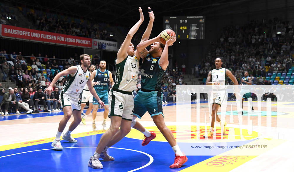 BBL Basketball Cup, Frankfurt Skyliners vs. VET Concept Gladiators Trier, Race Thompson (Fraport Skyliners Frankfurt), Marten Linssen (Gladiators Trier), one-on-one, duel, shot, Frankfurt am Main